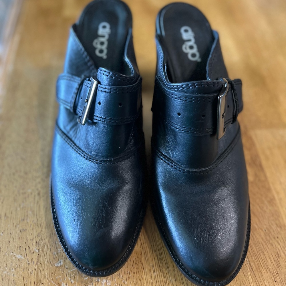 Dingo ladies black leather clogs slip on. Size 9